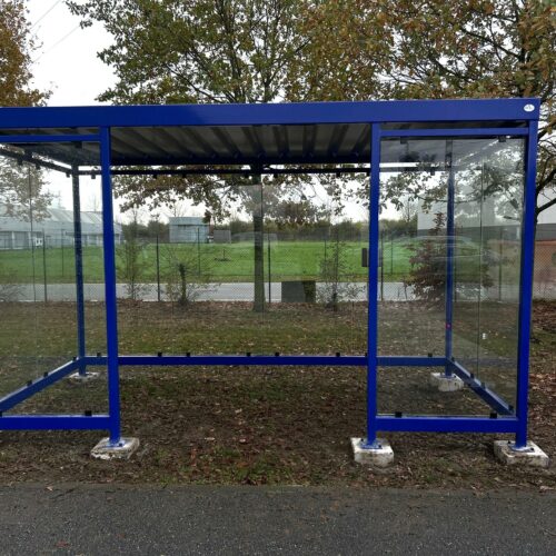 Overkapping voor automaten model Myla 36 4x2m met grote inloopopening. Bijna iedere afmeting en ral kleur mogelijk. Diverse opties zoals LED, afsluitbare deur en een groen Sedum dak.